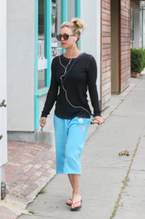 Kaley Cuoco feet photo thumbnail