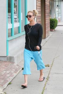 Kaley Cuoco feet photo thumbnail