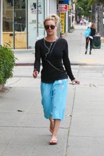 Kaley Cuoco feet photo thumbnail