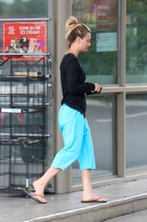 Kaley Cuoco feet photo thumbnail