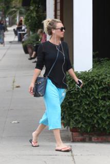 Kaley Cuoco feet photo thumbnail