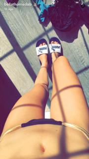 Bella Thorne feet photo thumbnail