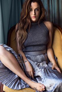 Riley Keough feet photo thumbnail