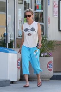 Kaley Cuoco feet photo thumbnail