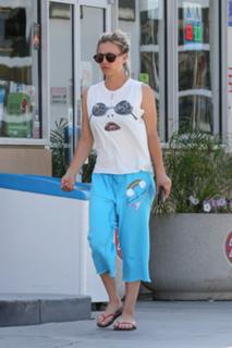 Kaley Cuoco feet photo thumbnail