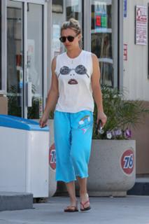 Kaley Cuoco feet photo thumbnail