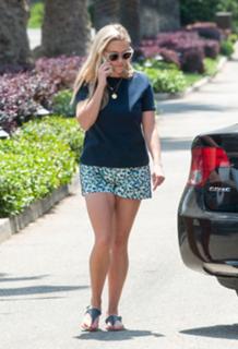 Reese Witherspoon feet photo thumbnail
