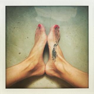 Brooke Burke feet photo thumbnail