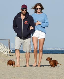 Rosie Huntington-Whiteley feet photo thumbnail