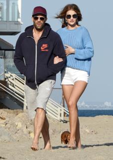 Rosie Huntington-Whiteley feet photo thumbnail