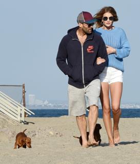 Rosie Huntington-Whiteley feet photo thumbnail