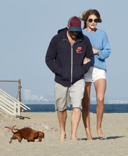 Rosie Huntington-Whiteley feet photo thumbnail
