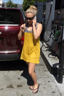 Hayden Panettiere feet photo thumbnail