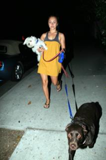 Hayden Panettiere feet photo thumbnail