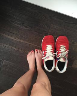 Angela Kinsey feet photo thumbnail