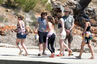 Emilia Clarke feet photo thumbnail