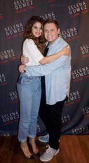 Selena Gomez feet photo thumbnail