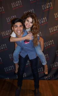 Selena Gomez feet photo thumbnail