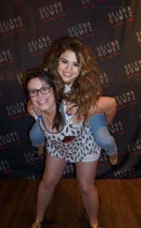 Selena Gomez feet photo thumbnail