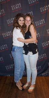 Selena Gomez feet photo thumbnail