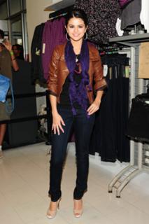 Selena Gomez feet photo thumbnail