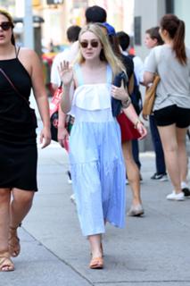 Dakota Fanning feet photo thumbnail