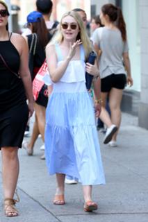 Dakota Fanning feet photo thumbnail
