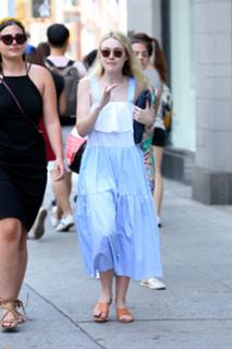 Dakota Fanning feet photo thumbnail