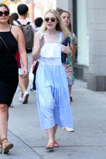 Dakota Fanning feet photo thumbnail