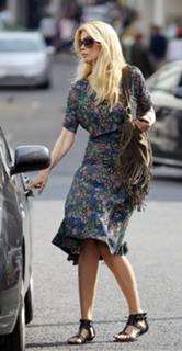 Claudia Schiffer feet photo thumbnail