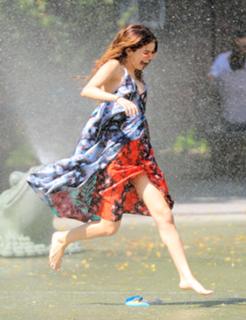 Selena Gomez feet photo thumbnail