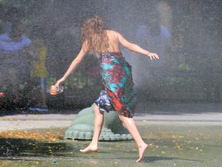 Selena Gomez feet photo thumbnail