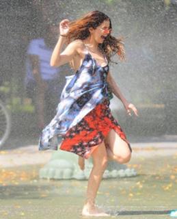 Selena Gomez feet photo thumbnail