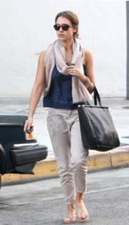 Jessica Alba feet photo thumbnail