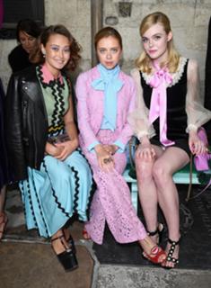 Elle Fanning feet photo thumbnail