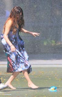 Selena Gomez feet photo thumbnail