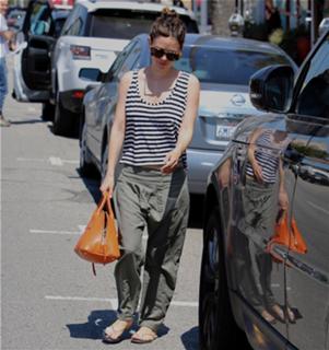 Rachel Bilson feet photo thumbnail