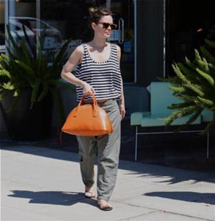 Rachel Bilson feet photo thumbnail
