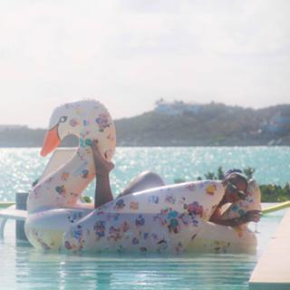 Rihanna feet photo thumbnail