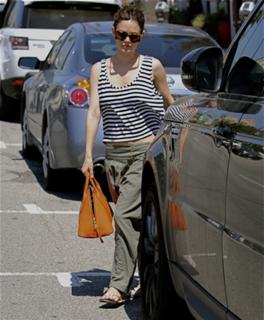 Rachel Bilson feet photo thumbnail