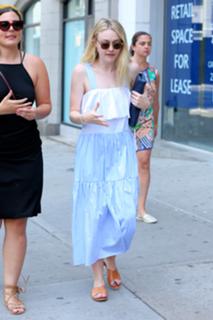 Dakota Fanning feet photo thumbnail