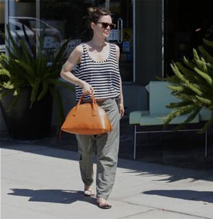 Rachel Bilson feet photo thumbnail