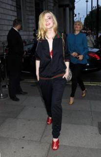 Elle Fanning feet photo thumbnail