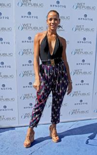 Dania Ramirez feet photo thumbnail