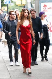 Selena Gomez feet photo thumbnail