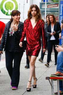 Selena Gomez feet photo thumbnail