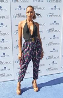 Dania Ramirez feet photo thumbnail