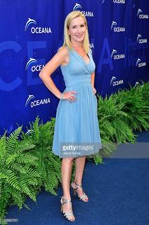 Angela Kinsey feet photo thumbnail