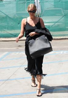Ashlee Simpson feet photo thumbnail