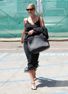 Ashlee Simpson feet photo thumbnail